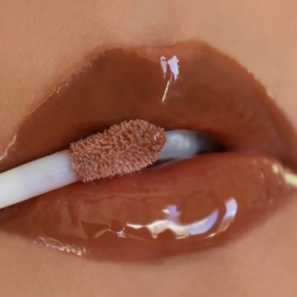 MOIRA Lip Oil Glow Getter Hydrating (002, Let's Cuddle) – Lipstick in Egypt – view 2
